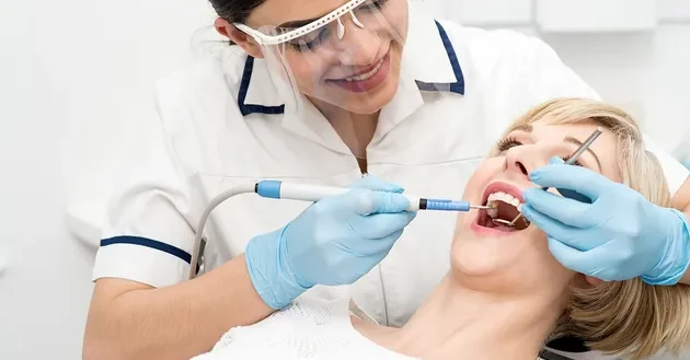 日本牙科卫生士在牙科诊所进行专业洁牙治疗